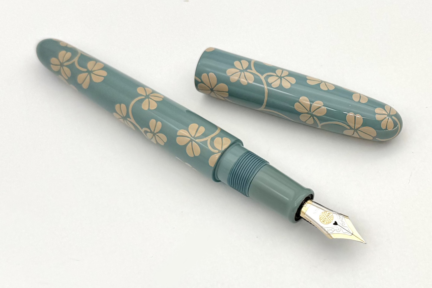 NakayaCigarPortableCloverArabesqueMotifinShiroFP_B